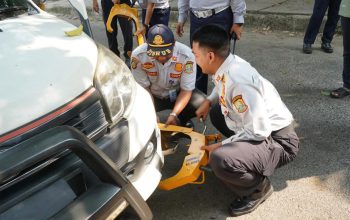 Mobil Parkir Sembarangan di Bekasi Kini Bisa Digembok, Dishub: Ini Baru Awal! 