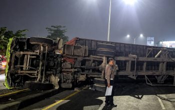 Muatan Berat Jadi Penyebab Truk Trailer Terguling di Flyover Kranji 