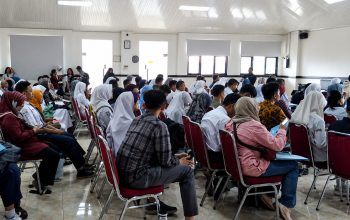Kejar ITB, Orang Tua Siswa Rela Perjuangkan Anak Masuk Sekolah Maung