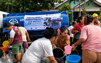 Perumda Tirta Bhagasasi Salurkan Tujuh Tangki Air Untuk Desa Yang Alami Kekeringan di Cibarusah 