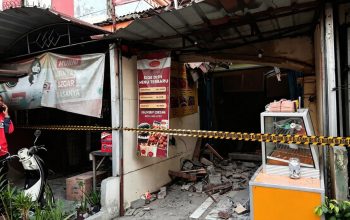 Enam Ruko Runtuh di Mustikajaya, Dua Pedagang Jadi Korban