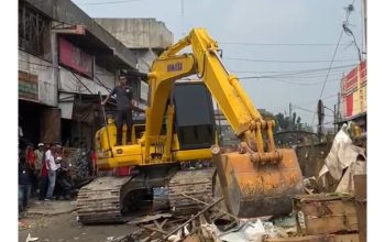 Satpol PP Kota Bekasi Tertibkan 350 Pedagang Yang Jualan di Jalan Muhammad Yamin
