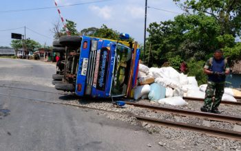 Truk Terguling di Perlintasan Kedunggedeh, 11 Perjalanan Kereta Api Terdampak 