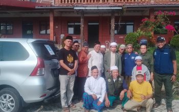 Jamaah KH Jamalullail Mengaji Sambil Kemping