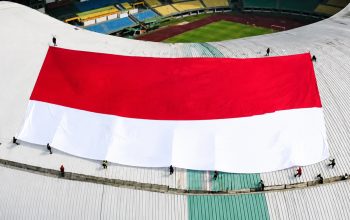 Semarak HUT ke-81 RI, Bendera Raksasa Berkibar di Atap Stadion Patriot 