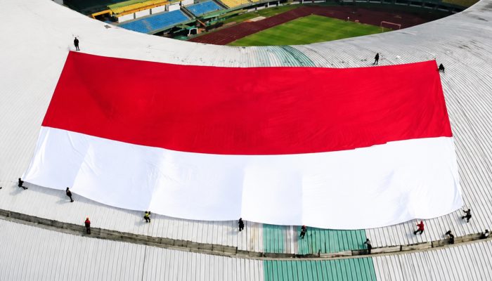 Semarak HUT ke-81 RI, Bendera Raksasa Berkibar di Atap Stadion Patriot 