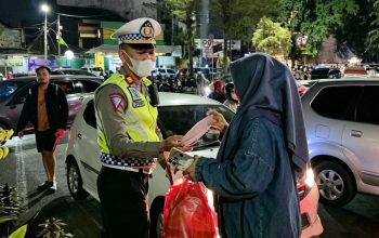 Abu Vulkanik Ancam Bekasi, Polisi Bagikan Masker ke Warga