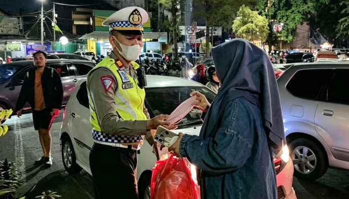 Abu Vulkanik Ancam Bekasi, Polisi Bagikan Masker ke Warga