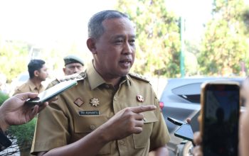 Tri Adhianto Imbau Warga Bekasi Pakai Masker dan Kacamata Hadapi Abu Vulkanik