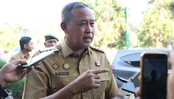 Tri Adhianto Imbau Warga Bekasi Pakai Masker dan Kacamata Hadapi Abu Vulkanik