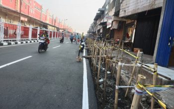 Trotoar Jalan M Yamin Pasar Baru Bekasi Mulai Ditata