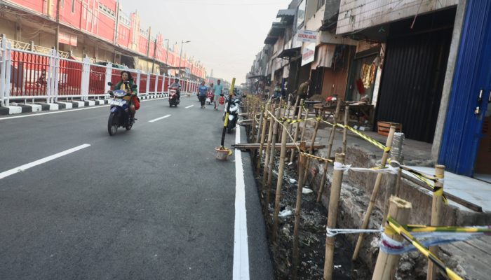 Trotoar Jalan M Yamin Pasar Baru Bekasi Mulai Ditata