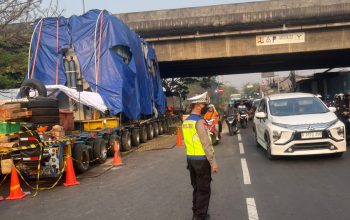 Kendaraan Pengangkut Trafo Nyangkut, Polisi Rekayasa Arus Lalu Lintas di Jalan Kalimalang