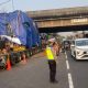 Kendaraan Pengangkut Trafo Nyangkut, Polisi Rekayasa Arus Lalu Lintas di Jalan Kalimalang