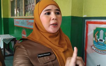 Kendala PJJ di SDN Bintara VI, Orang Tua Siswa Keluhkan Keterbatasan HP dan Internet
