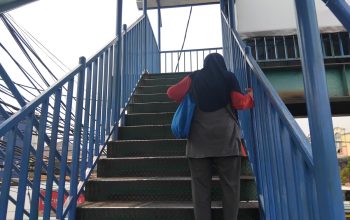 Warga Keluhkan JPO Kranji Tak Ramah Lansia, Harap Direvitalisasi seperti Jakarta