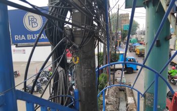 Kabel Semrawut di Sekitar JPO Kranji Bikin Warga Khawatir