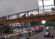 Truk Kontainer Tersangkut di JPO Grandmall Bekasi, Kerugian Ditaksir Rp750 Juta