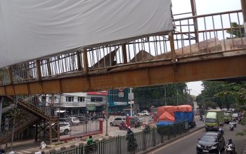 Truk Kontainer Tersangkut di JPO Grandmall Bekasi, Kerugian Ditaksir Rp750 Juta