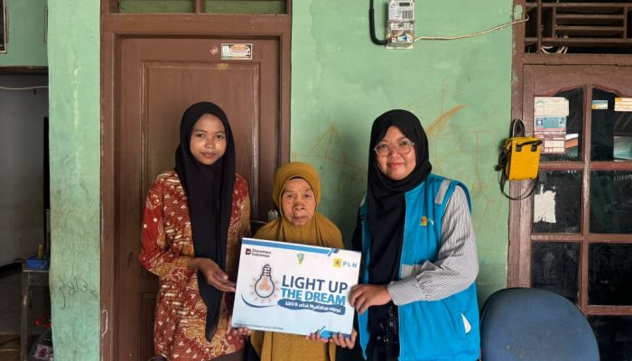 Semangat Hari Kesaktian Pancasila PLN UP3 Bekasi Hadirkan Terang Bagi Keluarga Ibu Rana Melalui Program Light Up The Dream