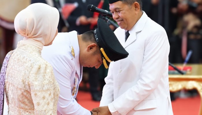 Lantik Bupati Bekasi, Dedi Mulyadi Targetkan Jalan Rusak dan Sekolah Buruk Tuntas pada 2027